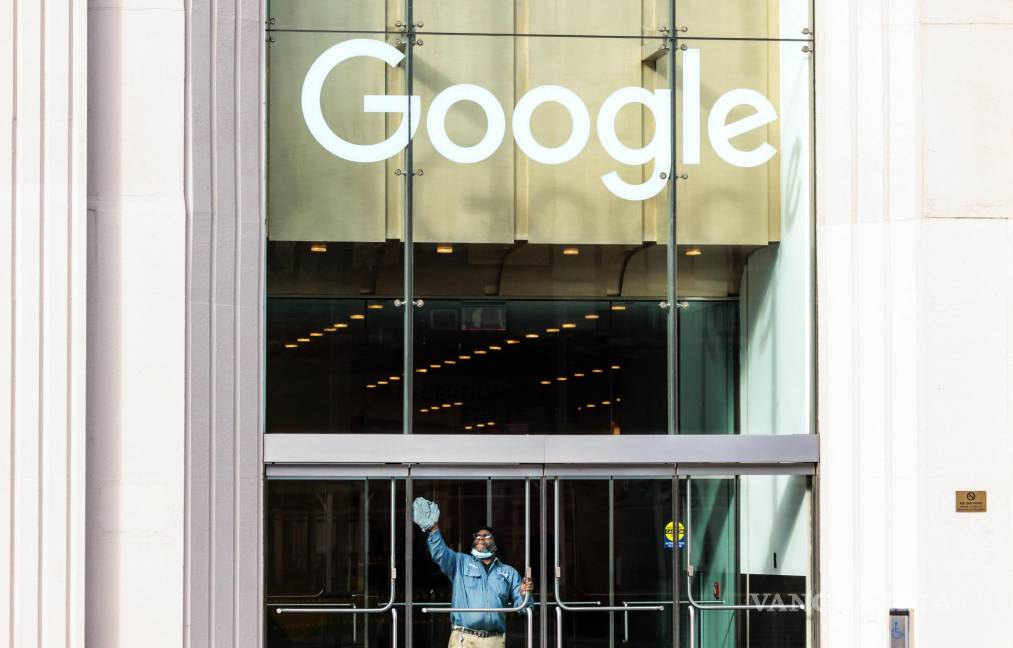 $!Un empleado limpia uno de los cristales de las oficinas de Google en Nueva York, empresa que fue fundada hace 25 años.