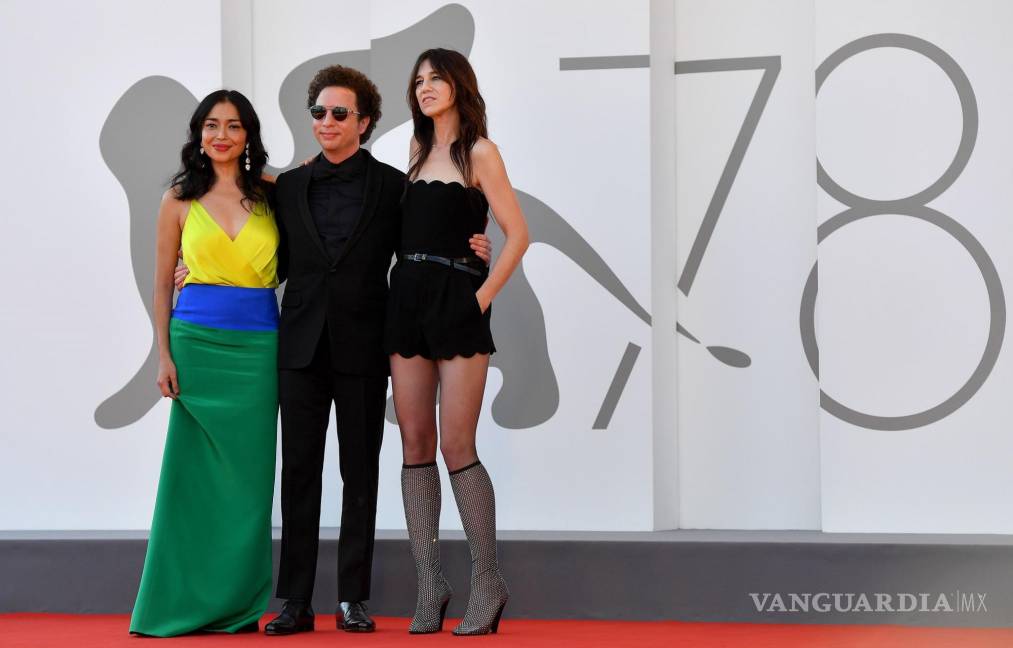 $!La actriz mexicana Iazua Larios, el director mexicano Michel Franco y la actriz francesa Charlotte Gainsbourg en la premier de ‘Sundown’ en el Festival Internacional de Cine de Venecia.