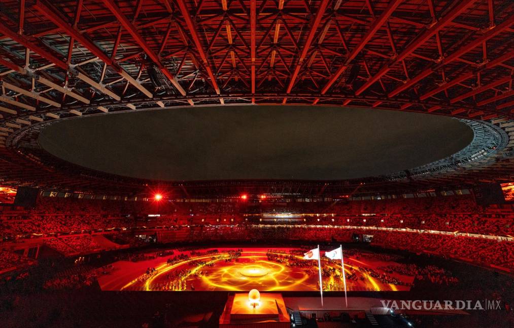 $!Sun Dancer Kazuyo Morita quien sufre de espina bífida se presenta en el escenario del Estadio Olímpico durante la Ceremonia de Apertura de los Juegos Paralímpicos de Tokio 2020 en el Estadio Olímpico, en Tokio, Japón. EFE/EPA/Joe Toth