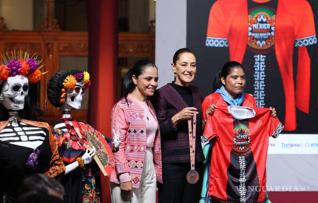 $!Presentaron de la playera y medalla de la próxima carrera y medio maratón “Raíces de Fuego” que se realizará en la Ciudad de México.