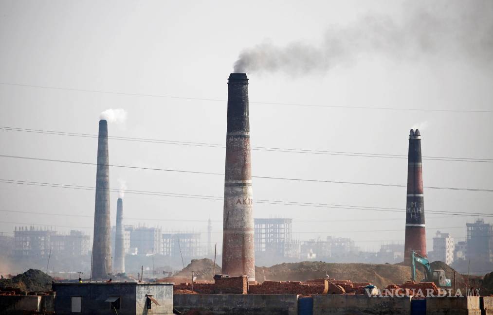 $!Humo sale de Chimeneas en Aminbazar, Bangladesh. Sólo en 2019, la humanidad produjo 36,000 millones de toneladas de CO2, unos 98 millones de toneladas al día.