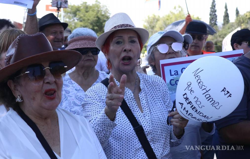 $!Manifestantes pacíficos expresan su rechazo a la eliminación de fideicomisos en Coahuila.