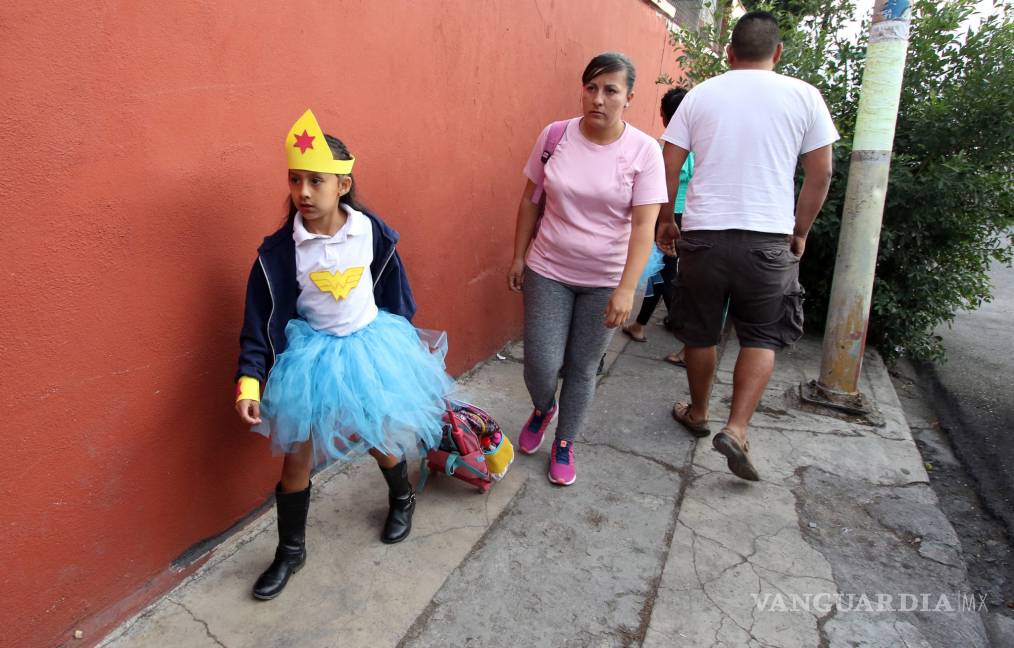 $!Regreso “loco” a clases en Saltillo... el uniforme quedó atrás y los disfraces se hicieron presentes por el Día del Niño