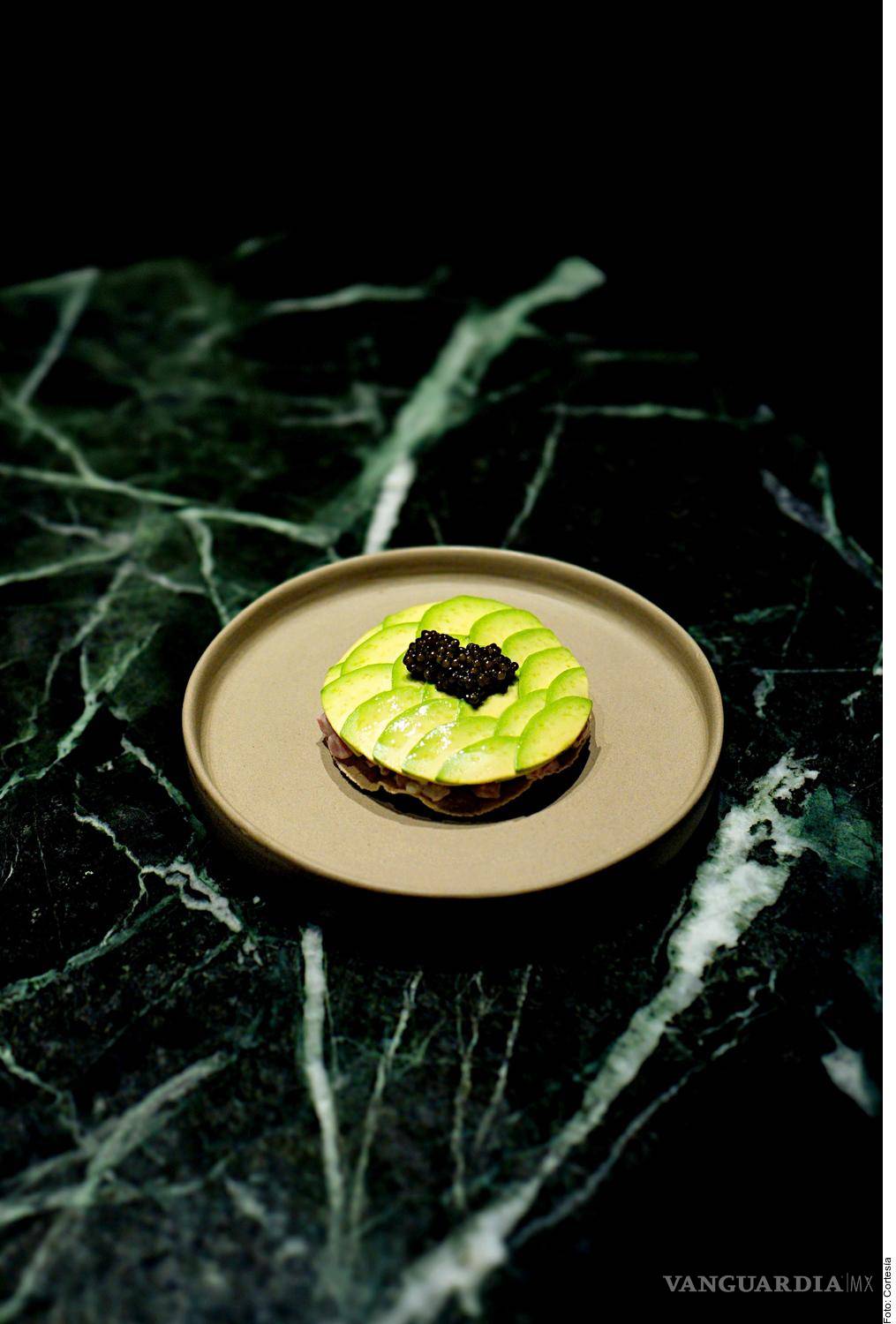 $!Tostada de tartar de atún, mayonesa de chiles toreados aguacate y caviar.