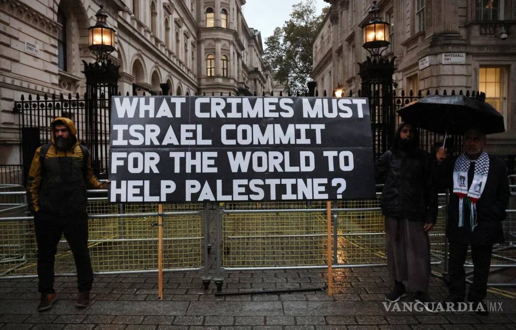 $!Manifestantes pro palestinos realizan una vigilia frente a Downing Street en Londres, Gran Bretaña.
