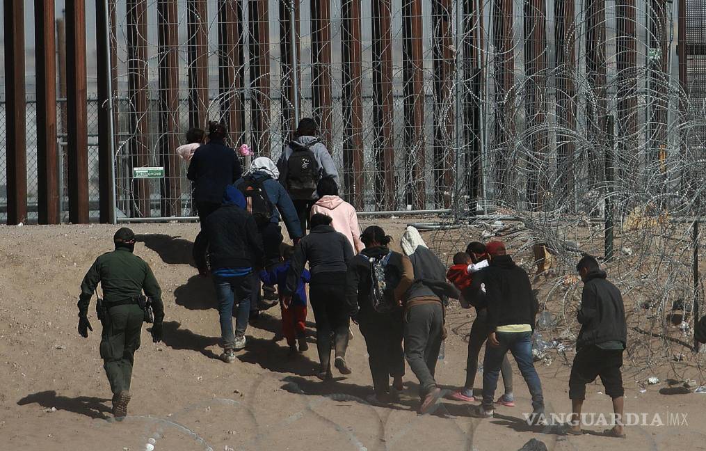 $!Migrantes caminando hacia la frontera que divide a México de los Estados Unidos en Ciudad Juárez, Chihuaha (México).