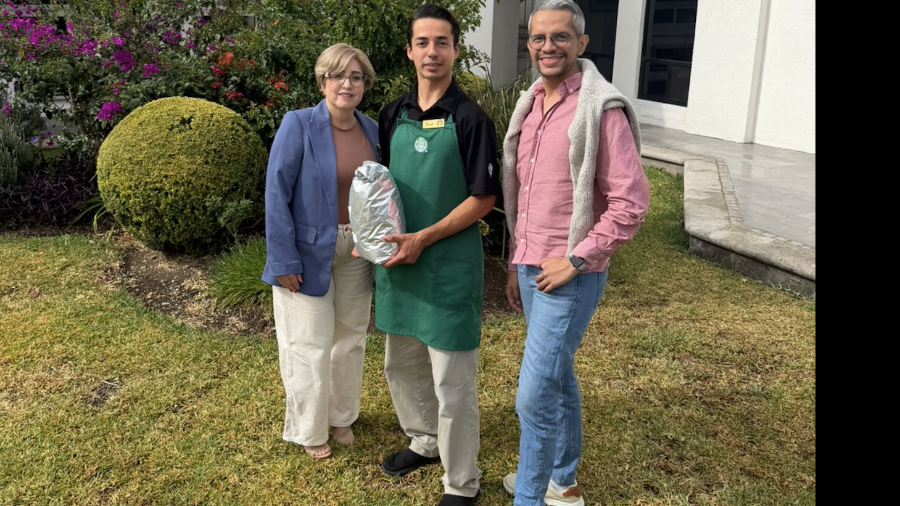 Karina Cantú y Fernando Cortez participaron en la jornada de aprovechamiento de residuos orgánicos transformados en fertilizante natural para los jardines del complejo.