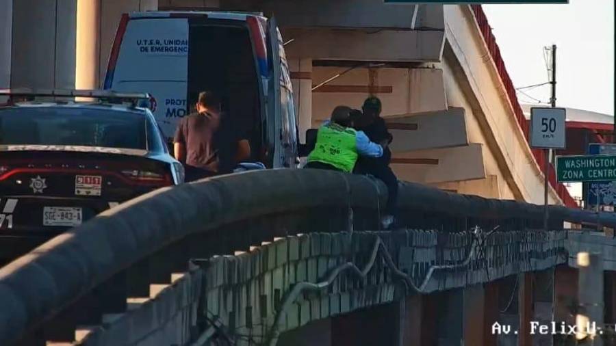 Uniformados de Monterrey lograron disuadir a un hombre que quería lanzarse desde un paso a desnivel hacia el Canal Santa Lucía, en Nuevo León.