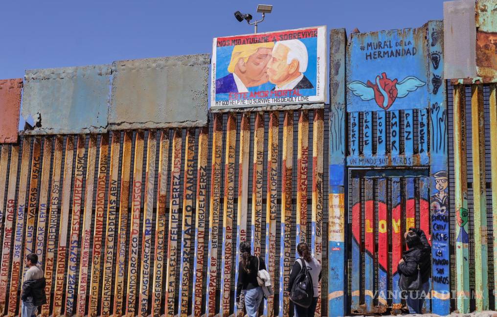 $!Vista de una imagen del expresidente estadounidense Donald Trump besando al actual mandatario, Joe Biden (d) en el muro fronterizo en la ciudad de Tijuana.