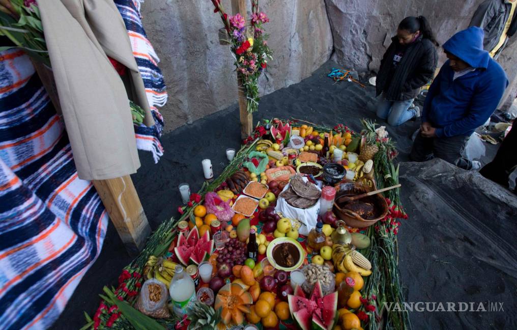 $!12/03/2014. Pobladores locales hacen una plegaria con una ofrenda de comida en una ceremonia en las laderas del volcán Popocatépetl en México.