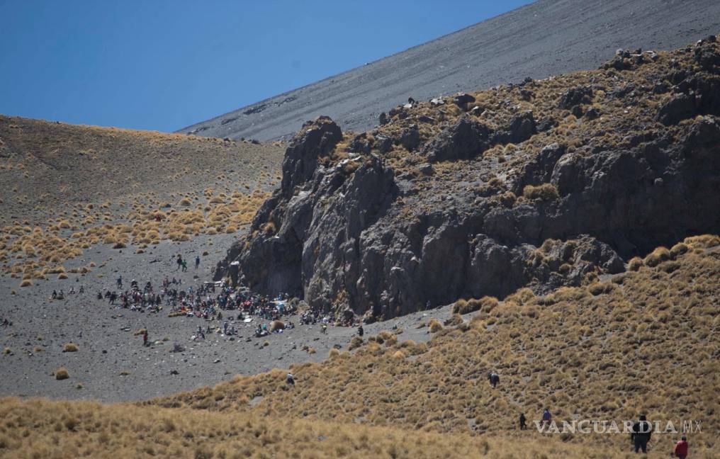 $!12/03/2014. Pobladores que viven cerca del volcán Popocatépetl hacer ofrendas y tocar música para pedirle a la montaña que los libre de sus erupciones, en México.