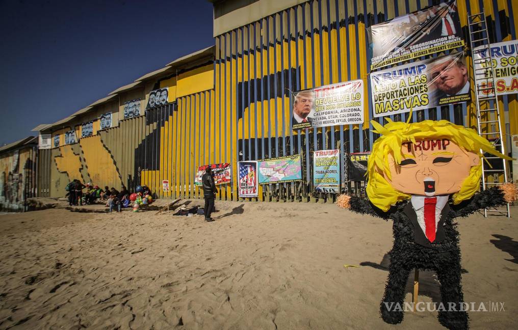 $!Un grupo de migrantes mexicanos y activistas se manifestaron previo a la investidura de Donald Trump como presidente de Estados Unidos.