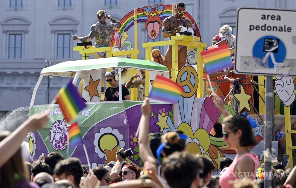 $!Miembros y simpatizantes de la comunidad de lesbianas, gays, bisexuales y transexuales (LGBT) participan en el Desfile del Orgullo en Roma, Italia.