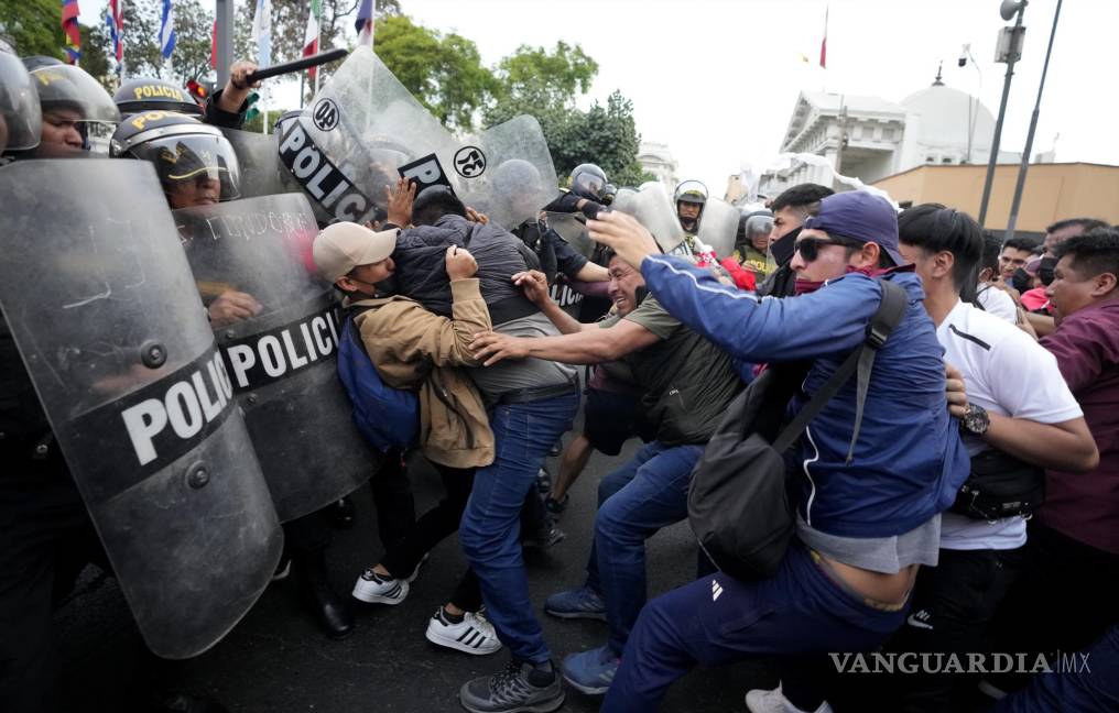 $!Partidarios del derrocado presidente Pedro Castillo chocan con la policía durante una protesta en Lima, Perú.
