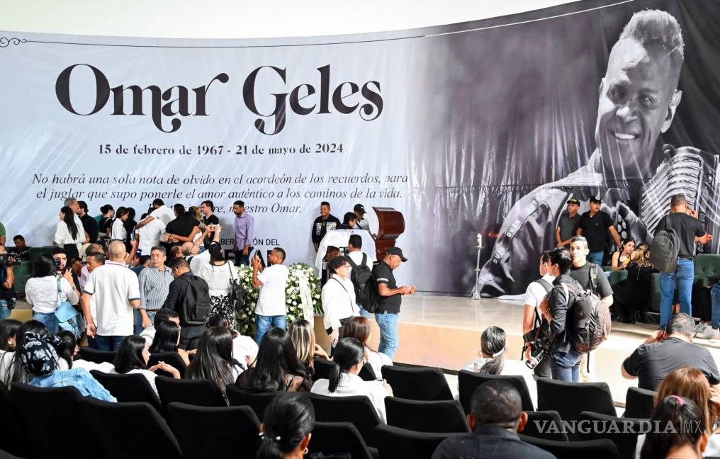 $!Familiares y amigos asisten a la velación del cantautor Omar Geles, este miércoles en Valledupar (Colombia).