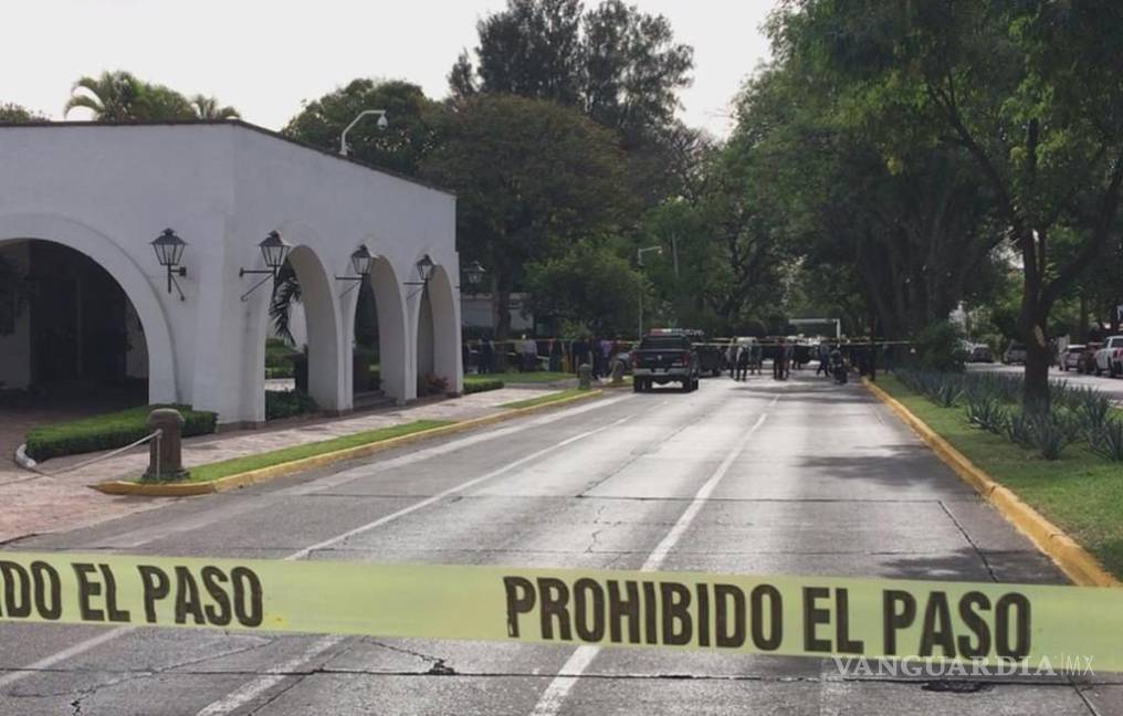 $!Hombre atropella y acuchilla a su pareja afuera de Casa Jalisco, Guadalajara