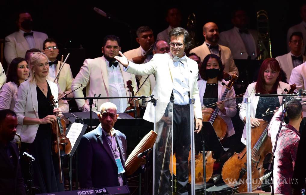 $!El director de la Orquesta Filarmónica del Desierto de Coahuila Marco Natanael Espinosa (c), durante la inauguración del 49 Festival Internacional Cervantino en el estado de Guanajuato (México). EFE/Luis Ramírez