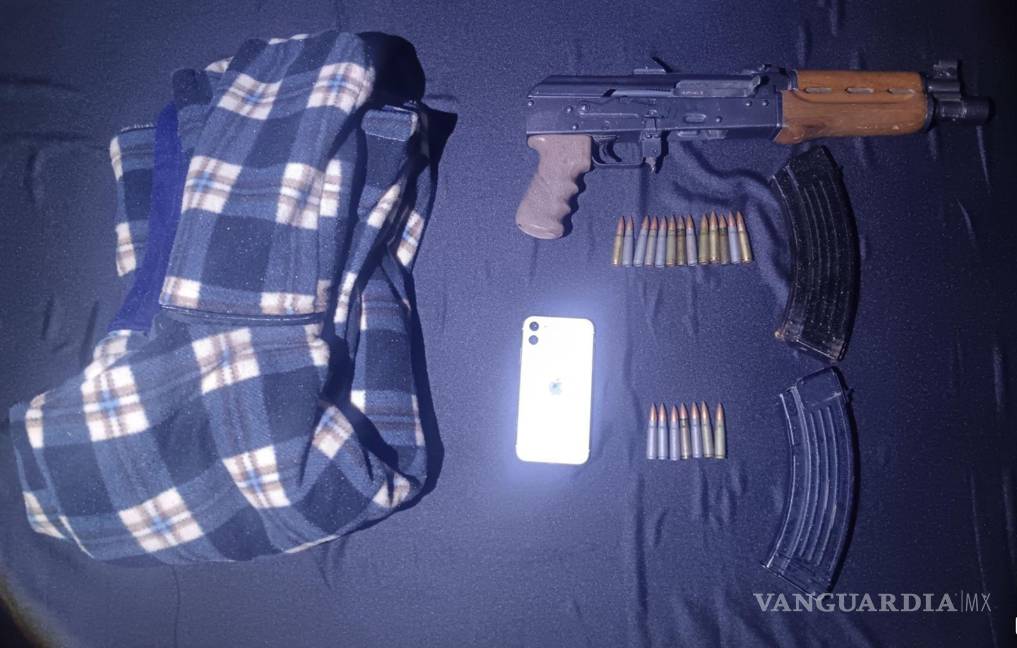 Interceptan a menor con un arma larga oculta con ¡una cobija!, en Nuevo León