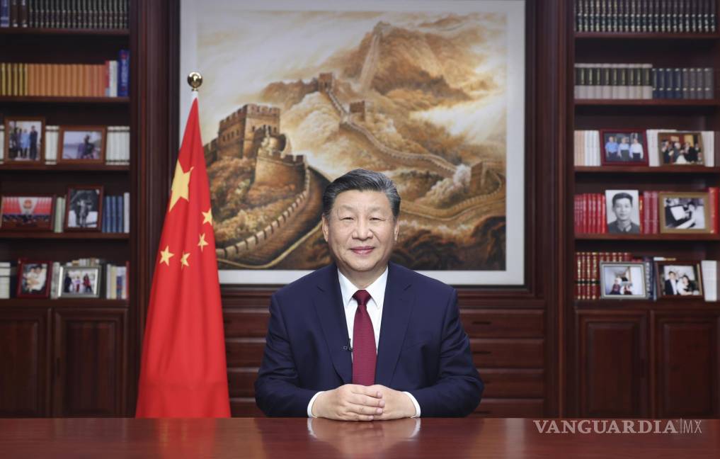 $!Foto difundida el 31 de diciembre de 2023 por la agencia de noticias Xinhua, el presidente chino Xi Jinping ofrece un mensaje de Año Nuevo, en Beijing.