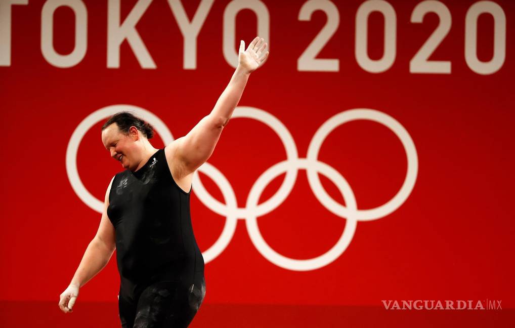 $!Laurel Hubbard de Nueva Zelanda reacciona después de no poder levantar 125 kg en el tercer intento durante el inicio del evento de la Medalla de Oro del Grupo A Femenino + 87 kg de los eventos de Halterofilia de Tokio 2020. EFE