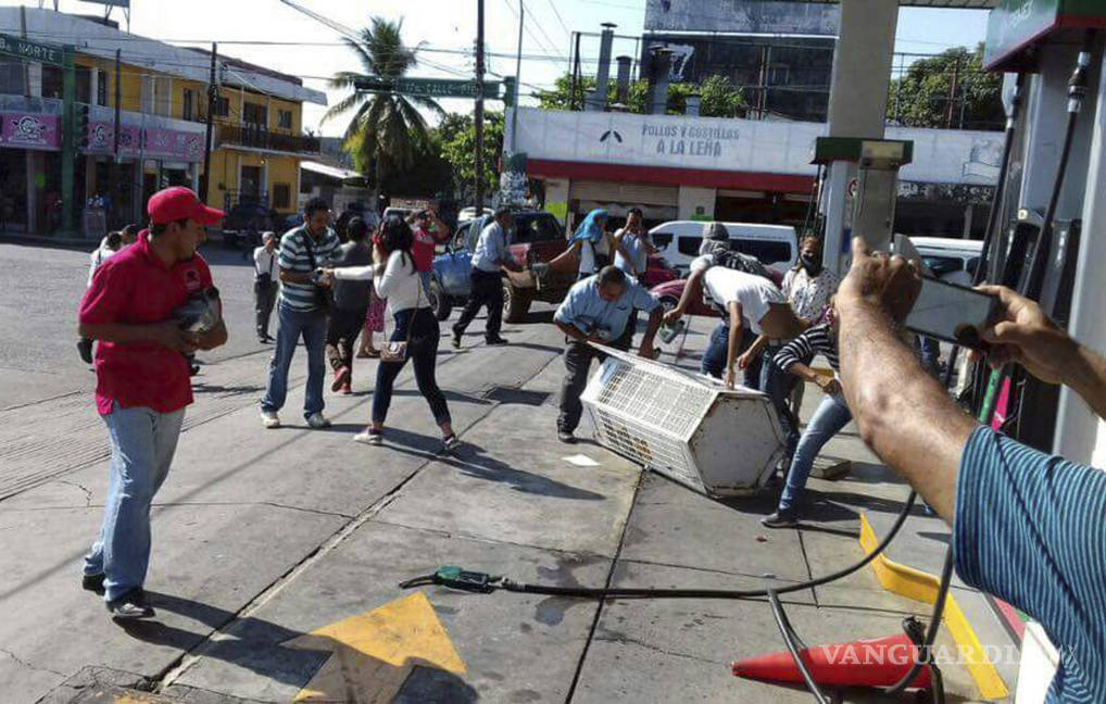 $!Encienden los saqueos al País tras el gasolinazo; registran más de 600 detenidos