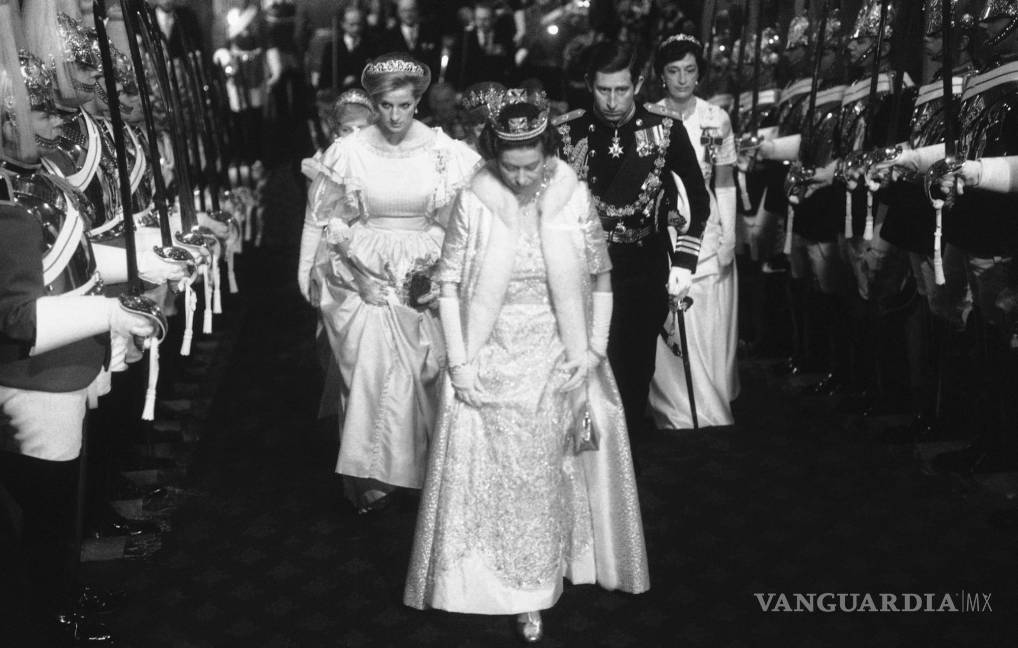 $!La reina Isabel II de Gran Bretaña es seguida por la princesa Diana y el príncipe de Gales Carlos a su llegada al Parlamento el 6 de noviembre de 1984. AP/Bob Dear