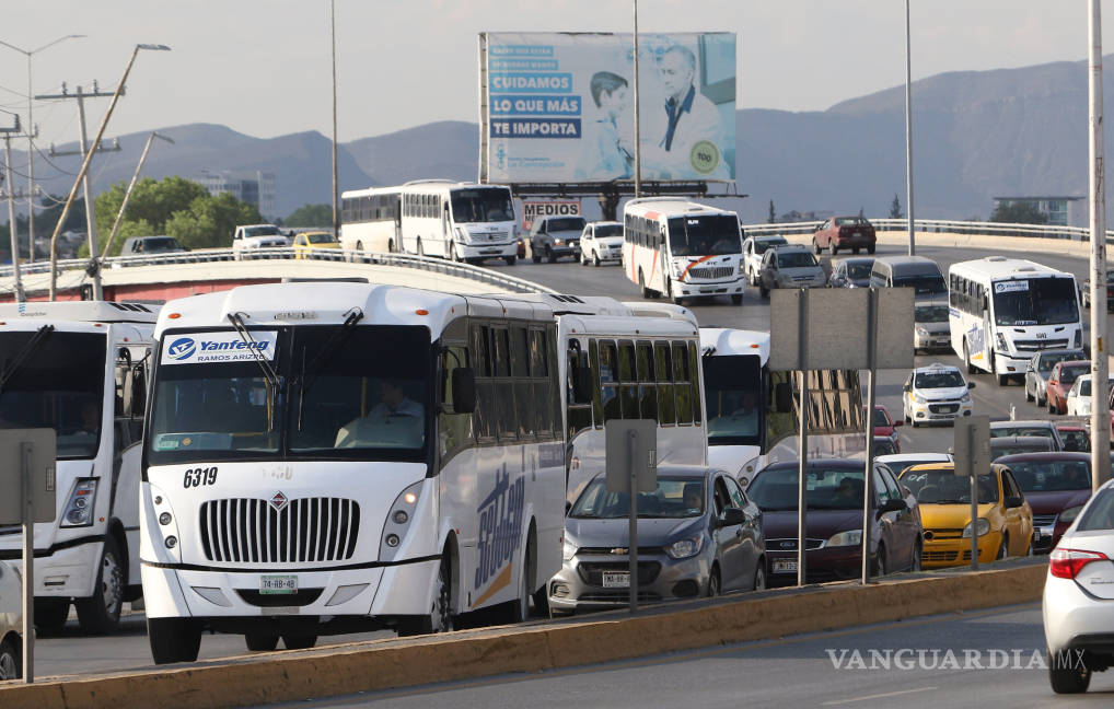 $!Rebasados bulevares en Saltillo: ‘Atora’ tráfico vial el transporte de personal