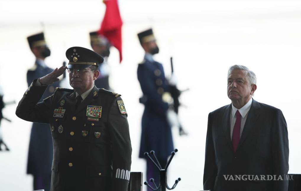 $!El secretario de Defensa de México, Luis Crescencio Sandoval, y Andrés Manuel López Obrador en la inauguración en la base aérea militar de Santa Lucía.