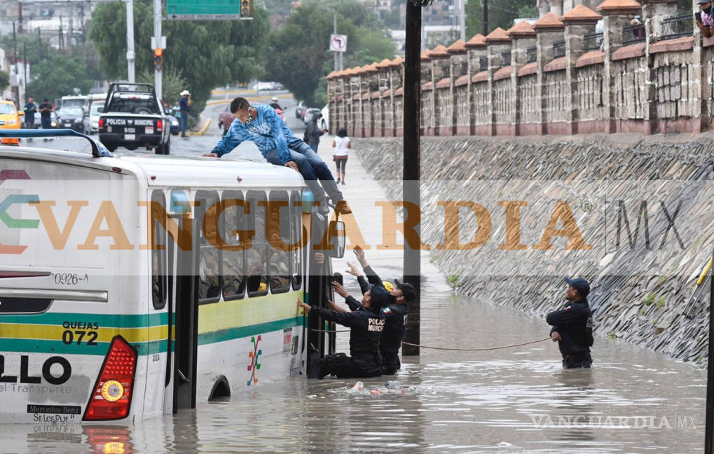 $!Rescatan a pasajeros de transporte público por inundación en Saltillo