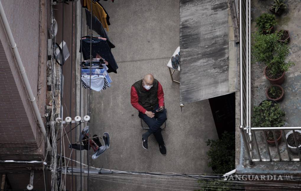 $!Un hombre se sienta afuera de su casa en un complejo residencial en Shanghái, China.