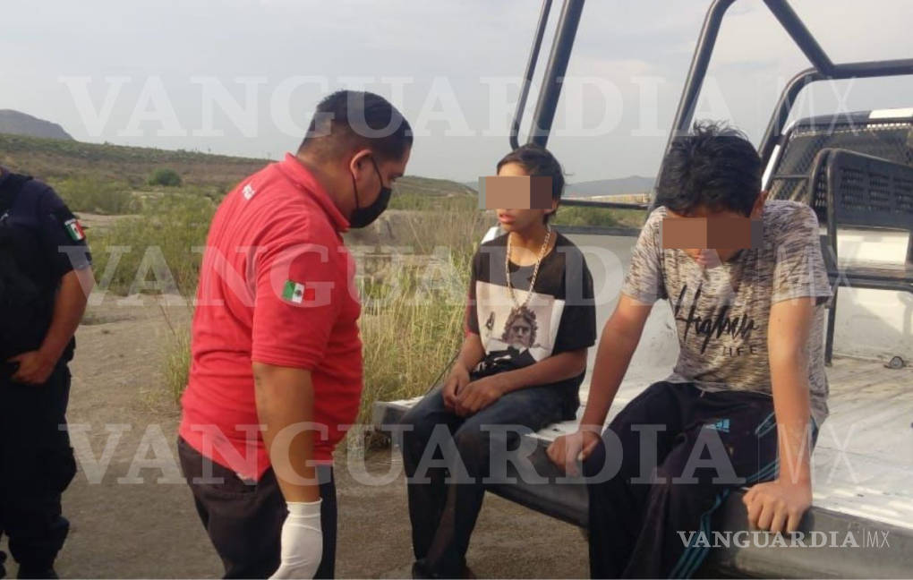 $!Rescatan a tres niños de morir ahogados en arroyo de Ramos Arizpe