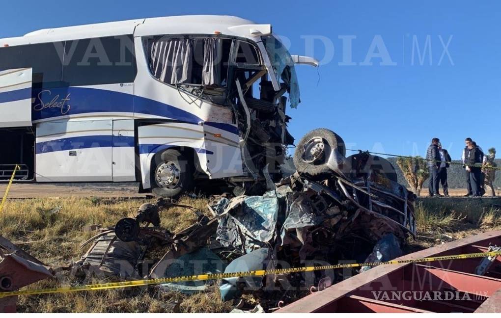 Fallecen tres personas en accidente vial en Arteaga, Coahuila