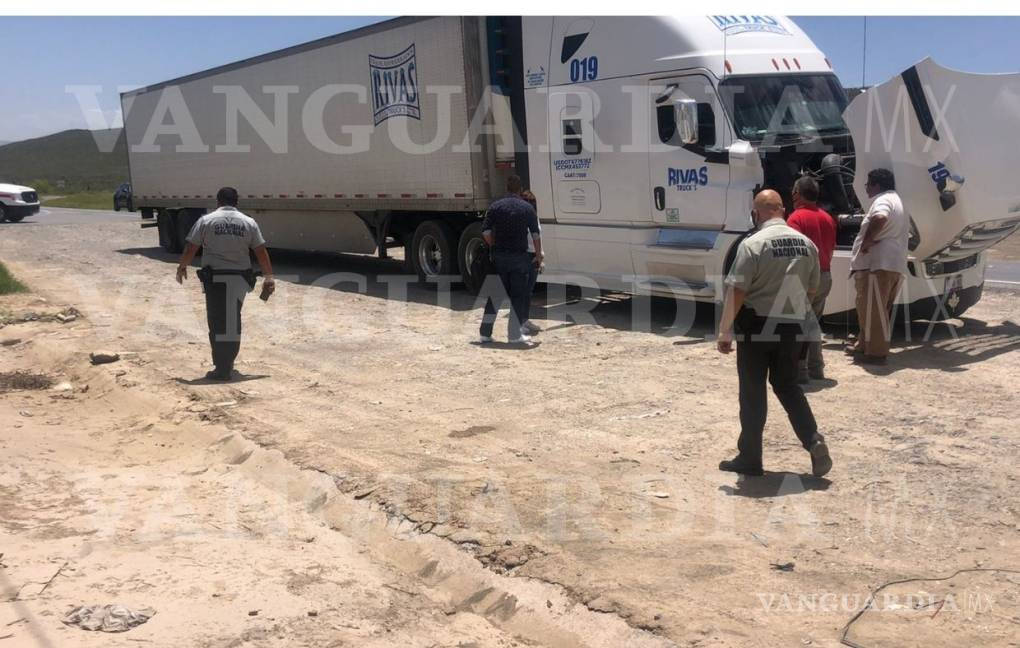 $!Localizan a trailero sin vida dentro de su unidad, en la carretera Torreón-Saltillo
