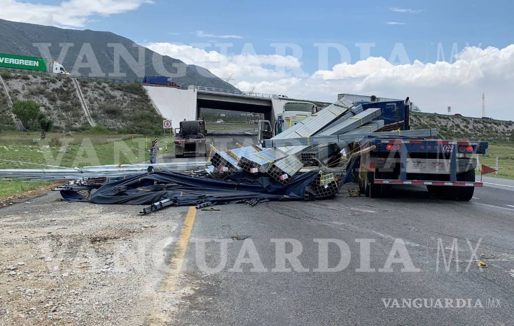 $!Volcadura de tráiler paraliza carretera Libre Monterrey-Saltillo en ambos sentidos