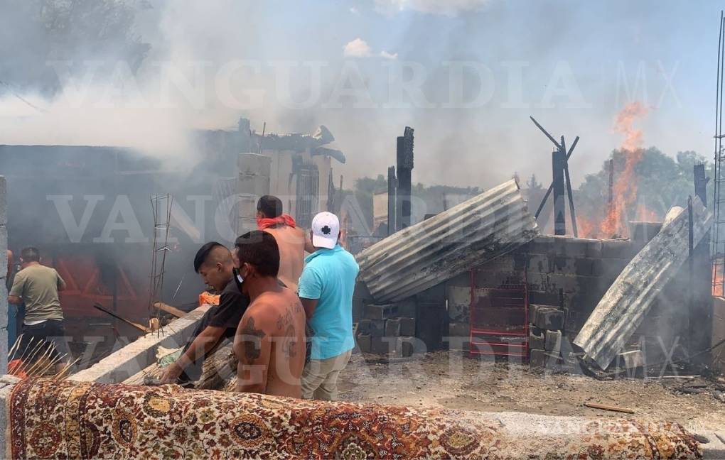 Arrasa incendio con tejabán y tienda en Saltillo; fue pérdida total