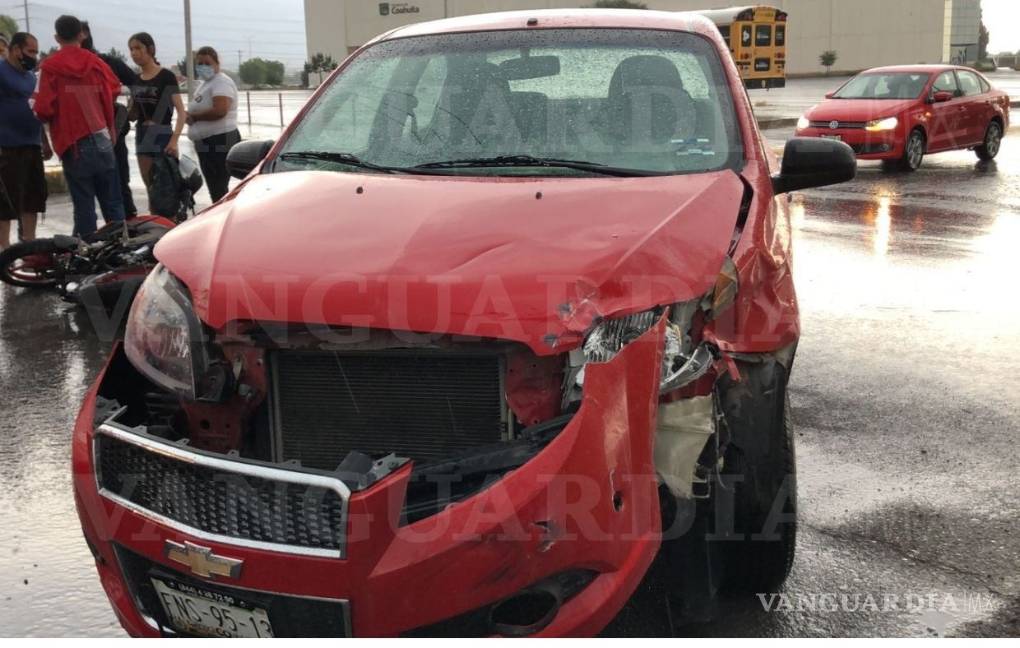 Manda a motociclista al IMSS al quitarle derecho de paso al oriente de Saltillo