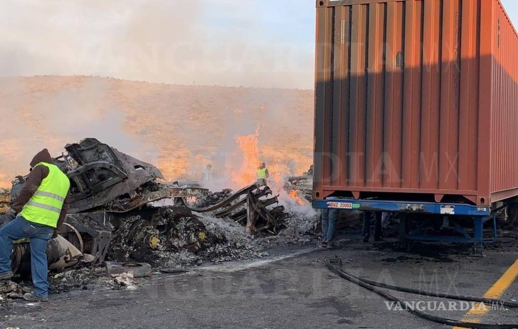 Fallece chofer calcinado en carambola de seis tráileres en la Carretera 57