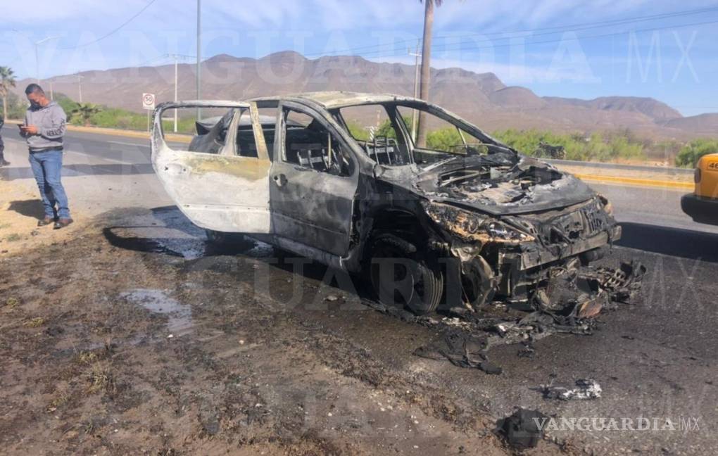 Incendio alcanza a mujer en su automóvil; fuego lo consume todo en la Saltillo-Torreón