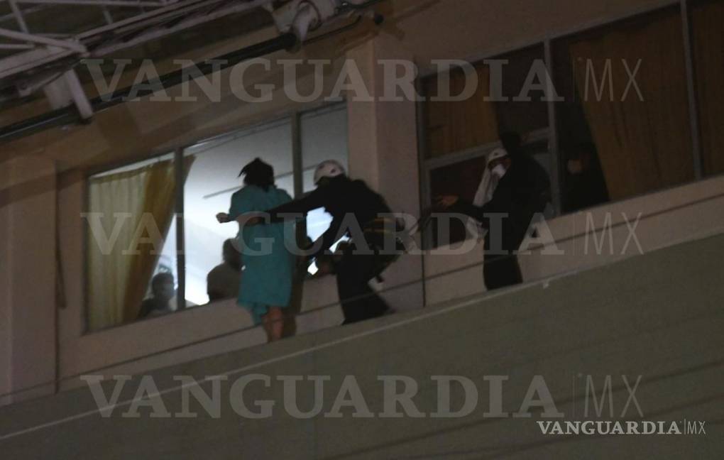 Frustran suicidio en la clínica 2 del IMSS en Saltillo; mujer intentó lanzarse del ‘cuarto piso’
