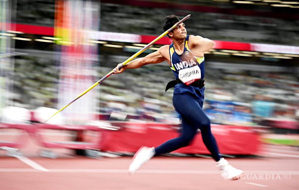 $!Neeraj Chopra de India compite en la final de lanzamiento de jabalina masculino durante los eventos de atletismo de los Juegos Olímpicos de Tokio 2020 en el Estadio Olímpico de Tokio. EFE