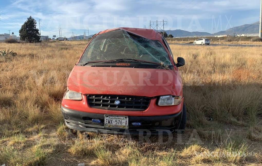 Abandonan camioneta tras volcadura en la Saltillo-Zacatecas