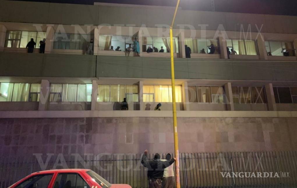 $!Frustran suicidio en la clínica 2 del IMSS en Saltillo; mujer intentó lanzarse del ‘cuarto piso’
