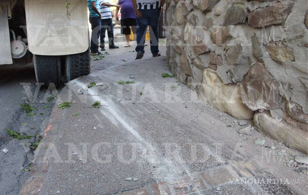 $!Camionero en aparente estado de ebriedad casi tumba barda en el centro de Saltillo