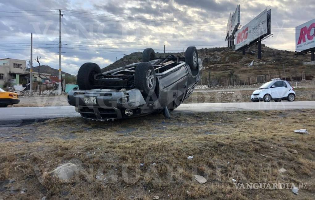 $!Volcadura en carretera Saltillo a Monterrey; sale del camino en plena curva