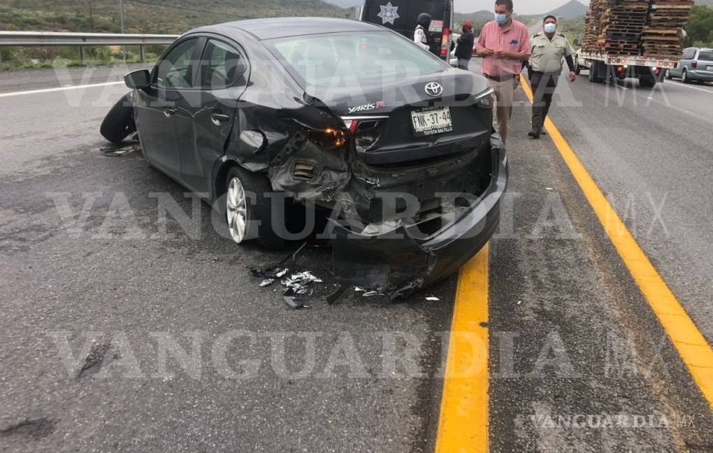 $!Exceso de velocidad y lluvias provocan percance en carretera a Torreón