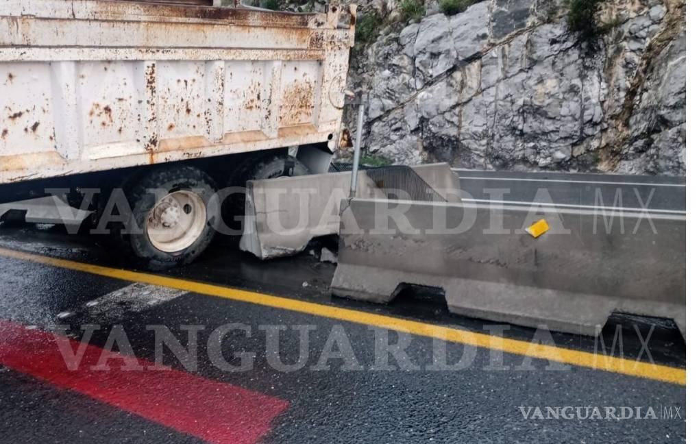 $!Accidente de tráiler por fuertes lluvias bloquea carretera 57