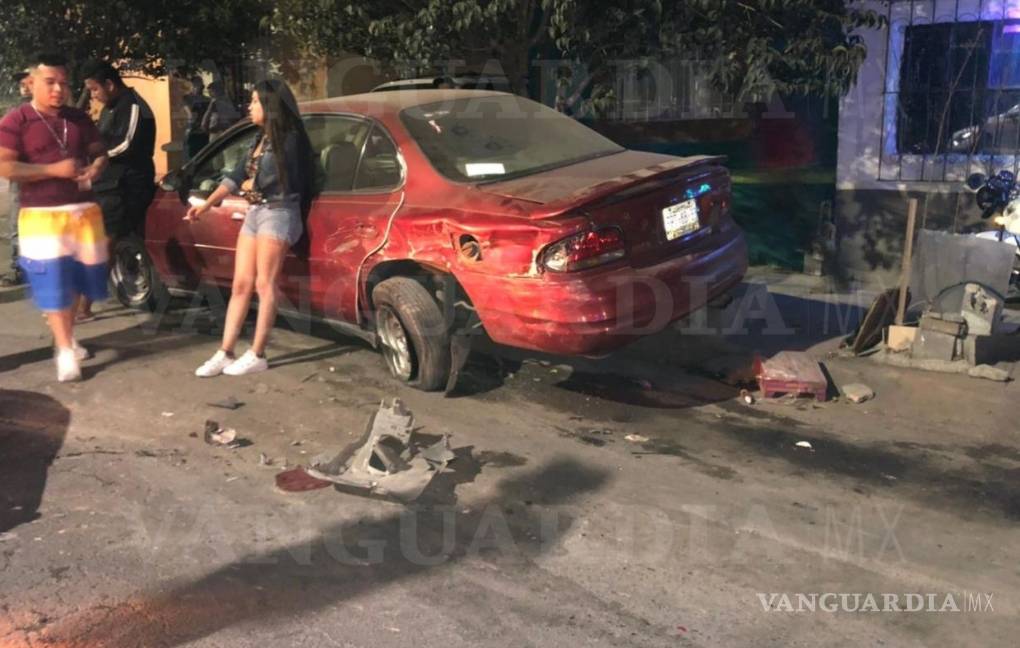 $!Ebrio conductor se impacta contra tres autos, al sur de Saltillo