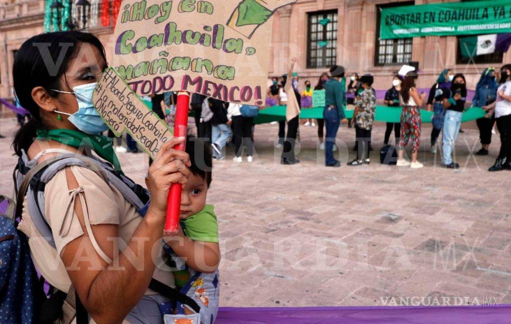$!Mujeres de Saltillo salen a celebrar despenalización del aborto en Coahuila