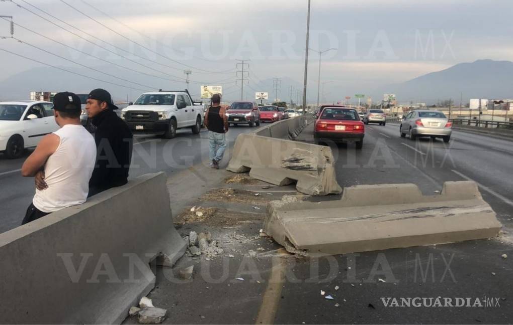 $!Caos vial provoca veloz conductor al chocar contra muro de puente en Saltillo