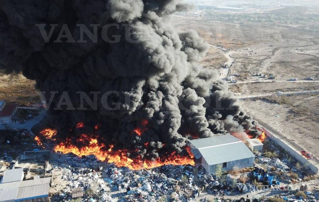 Se registra fuerte incendio en recicladora al norte de Saltillo